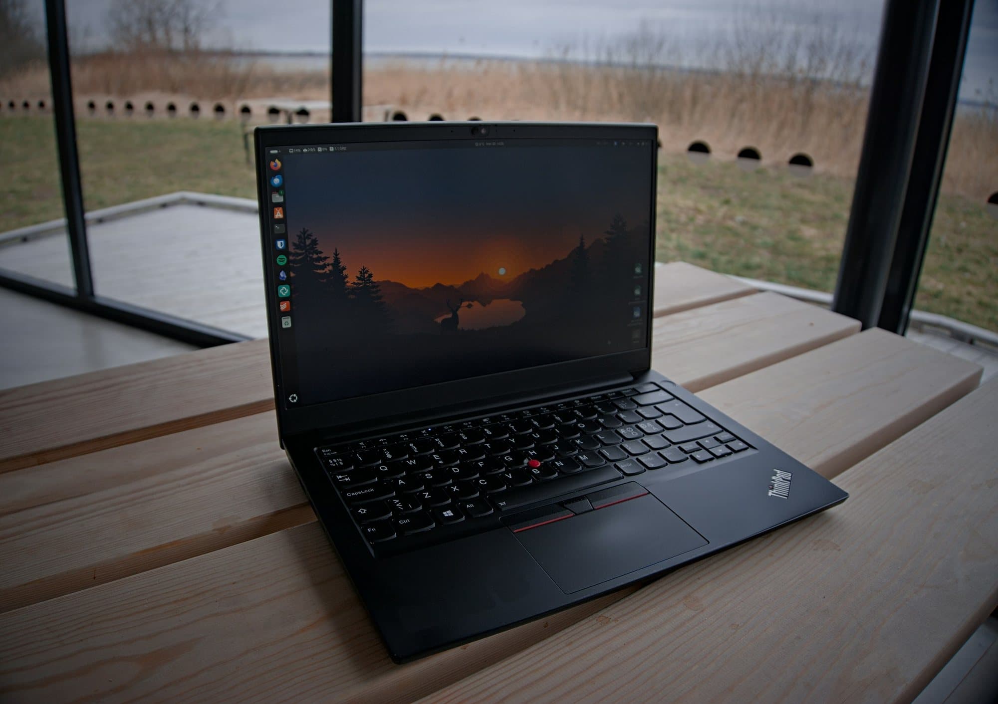 Lenovo ThinkPad auf einem Holztisch am Fenster